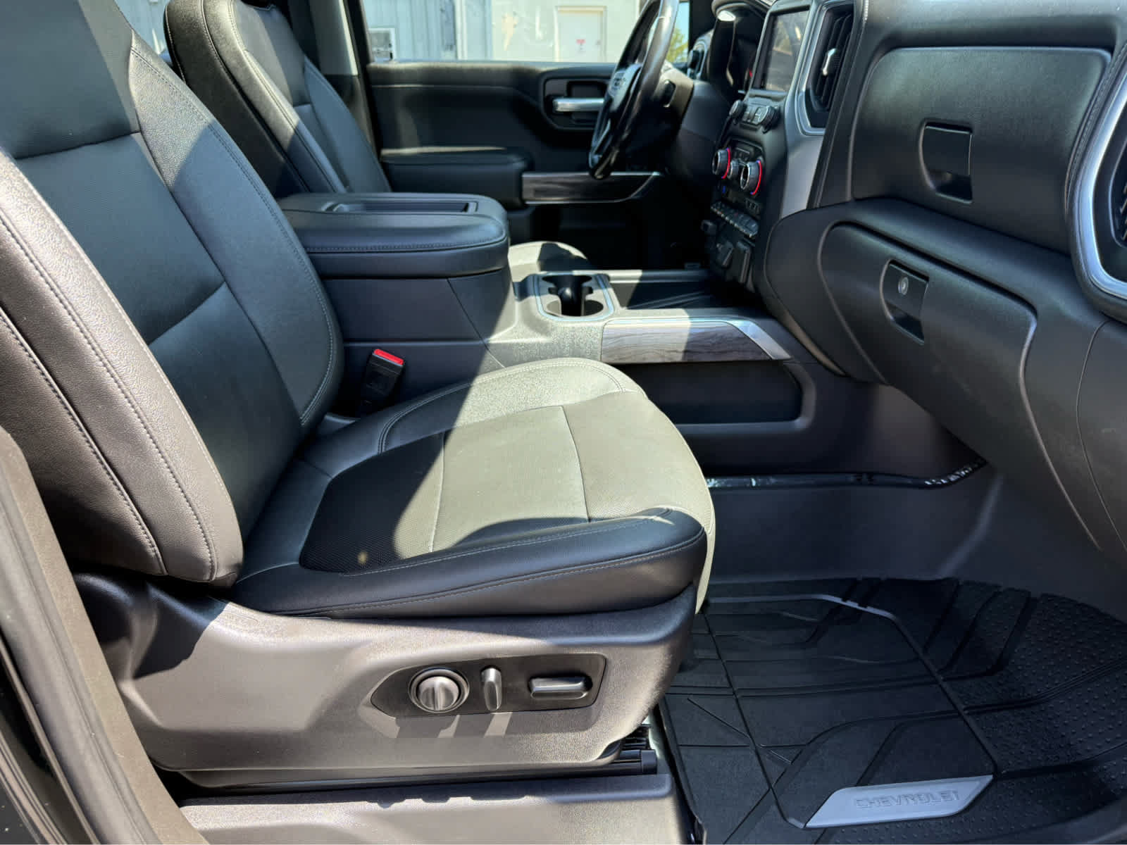 Used 2021 Chevrolet Silverado 1500 LTZ w/ Technology Package AWD/4WD image 12