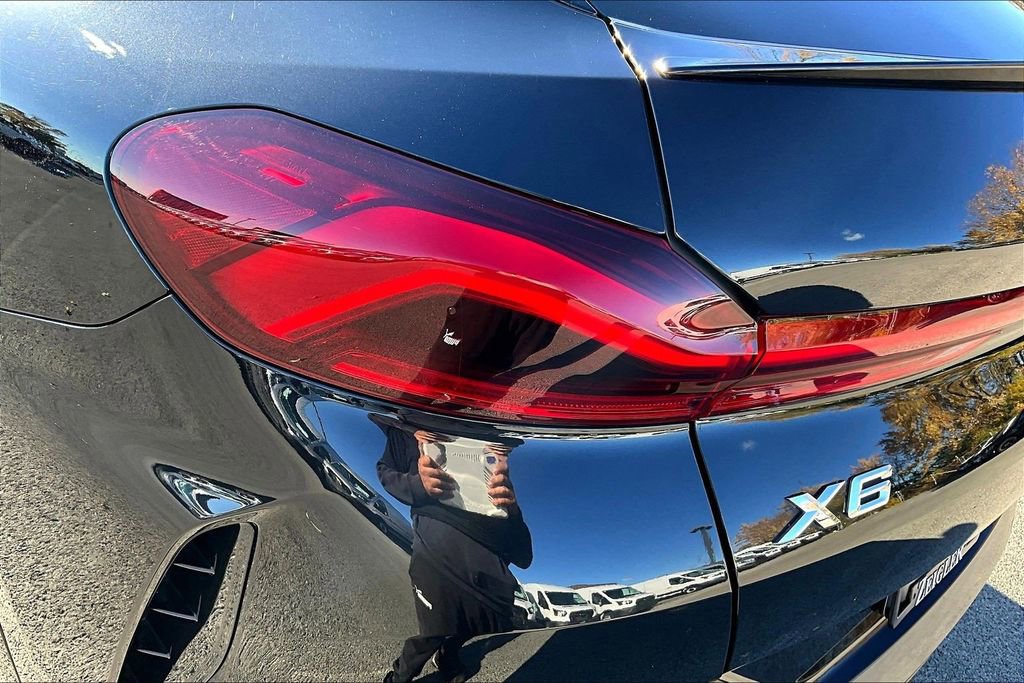 Used 2022 BMW X6 xDrive40i w/ M Sport Package image 29