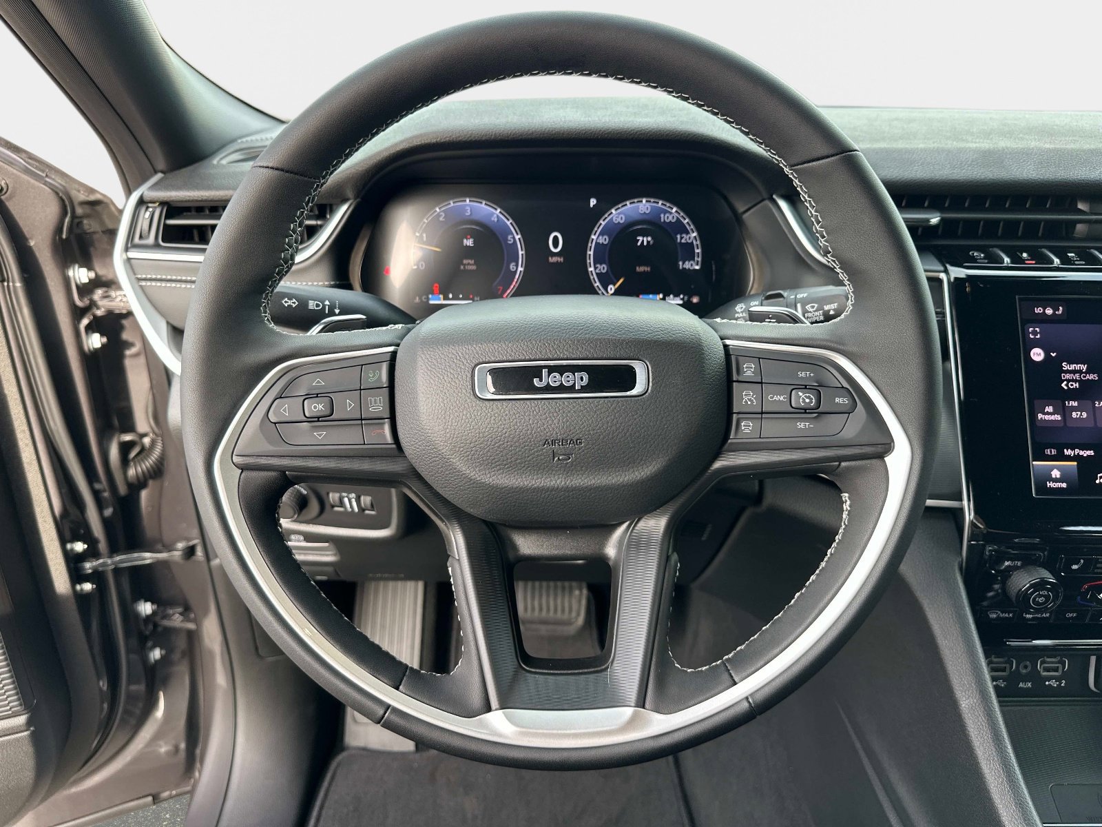 New 2025 Jeep Grand Cherokee Laredo X w/ Luxury Tech Group I AWD/4WD image 27