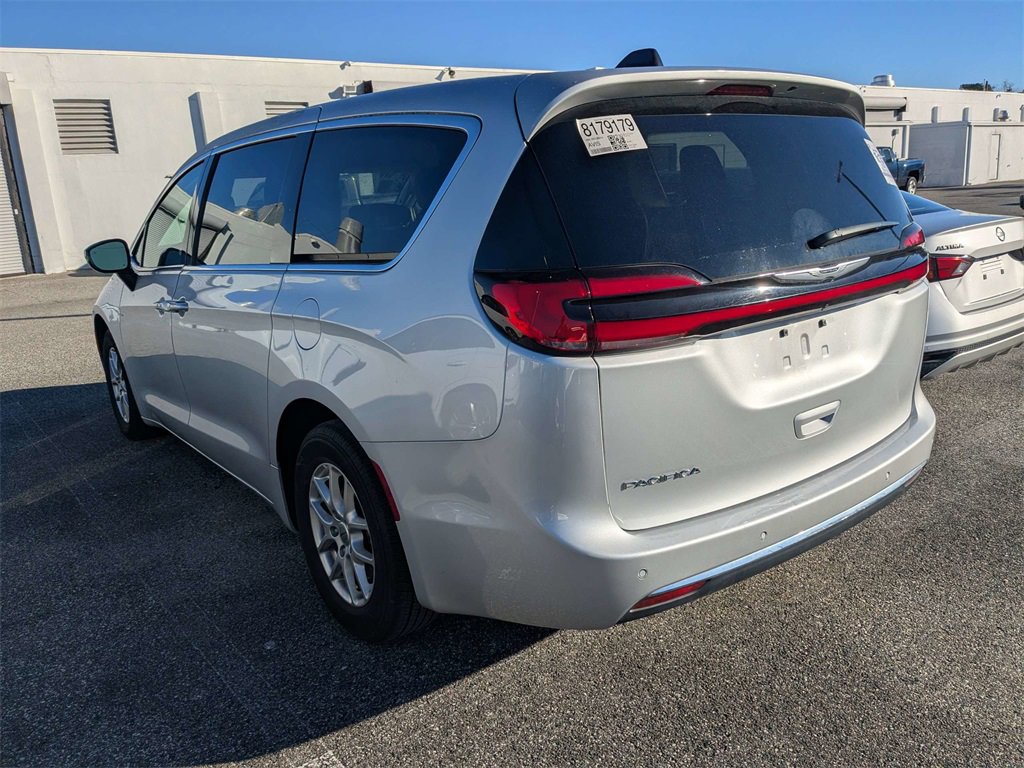 Used 2024 Chrysler Pacifica Touring-L image 4