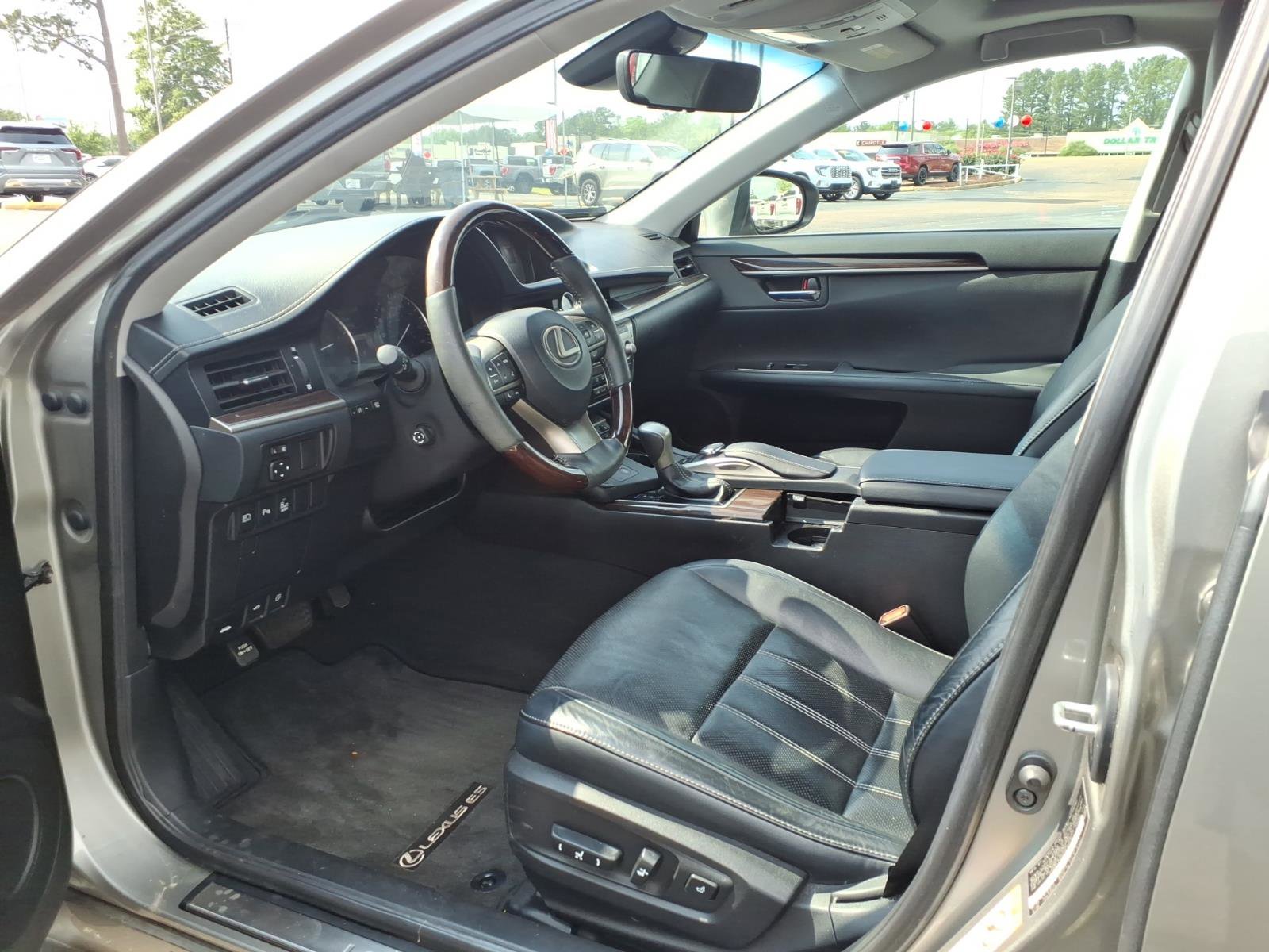 Used 2016 Lexus ES 350 w/ Luxury Package w/Wood Trim FWD image 19