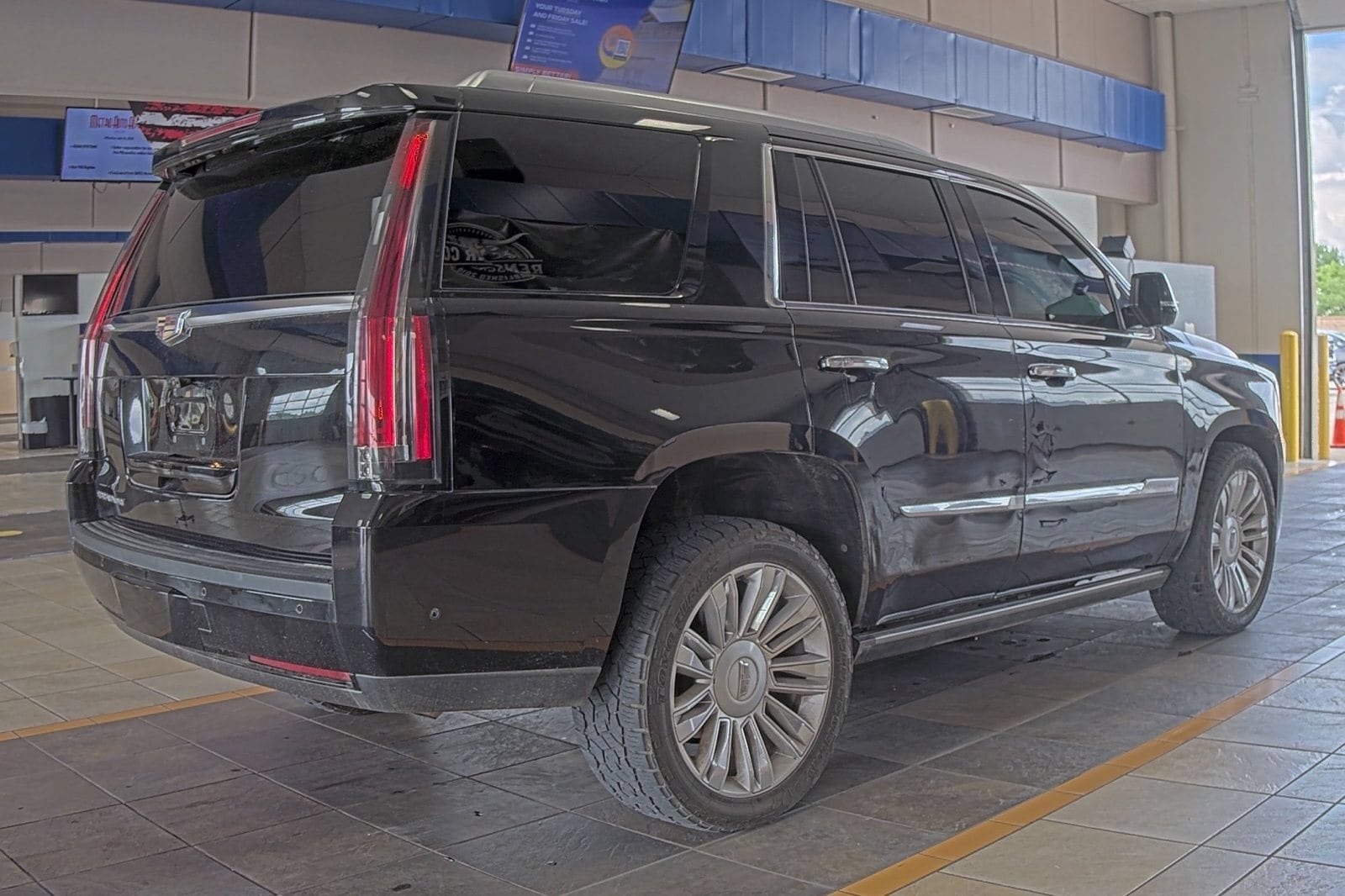 Used 2017 Cadillac Escalade Platinum AWD/4WD image 2