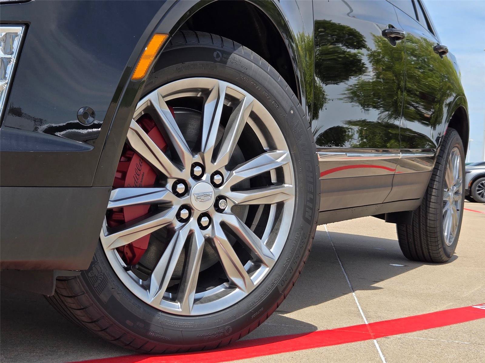 New 2026 Cadillac XT5 Sportv w/ LPO, Floor Liner Package AWD/4WD image 8
