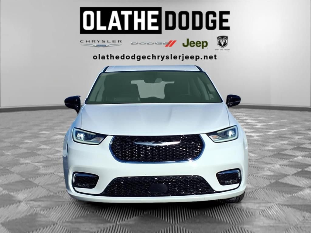 Certified 2024 Chrysler Pacifica Touring-L image 32