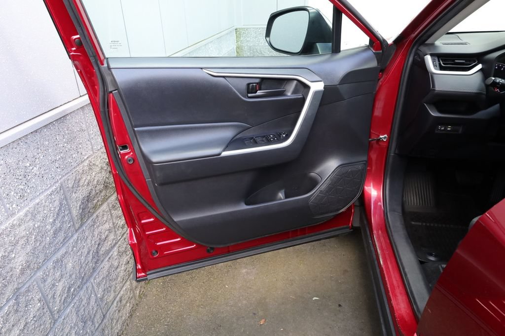 Certified 2021 Toyota RAV4 LE AWD/4WD image 15