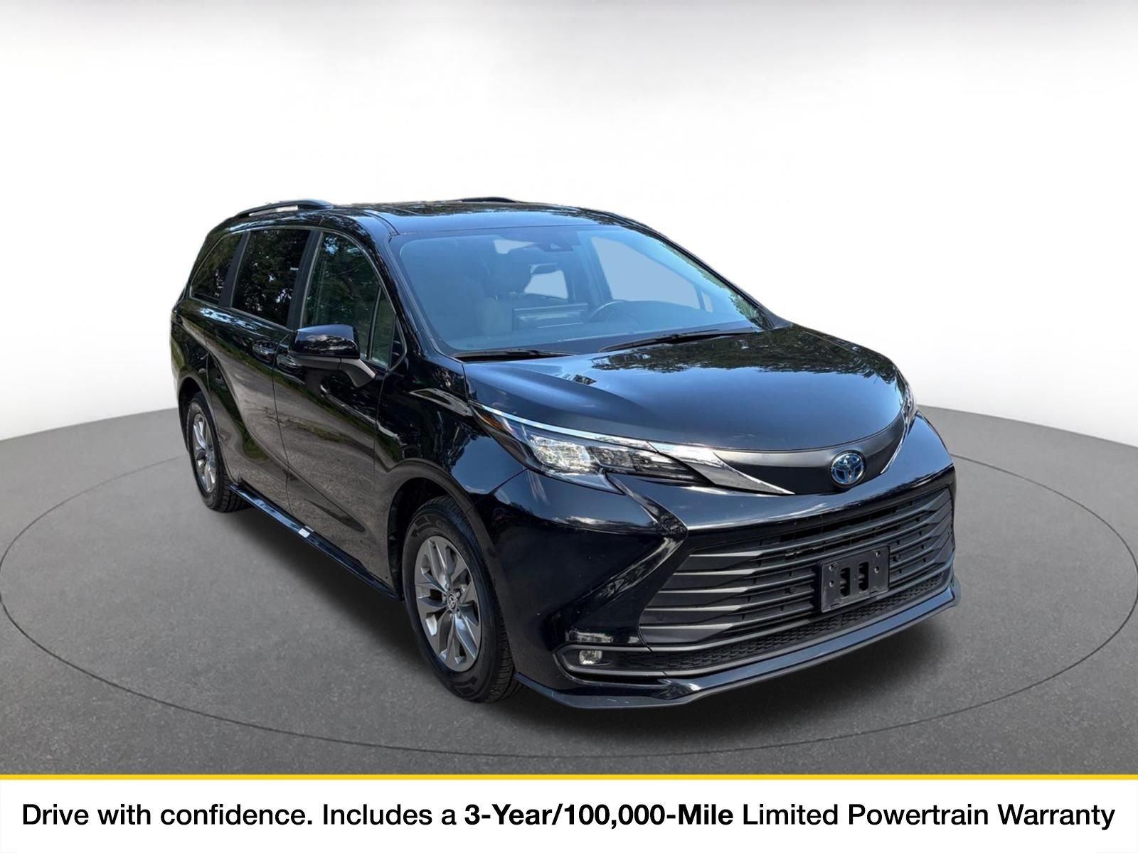 Used 2025 Toyota Sienna XLE FWD image 1