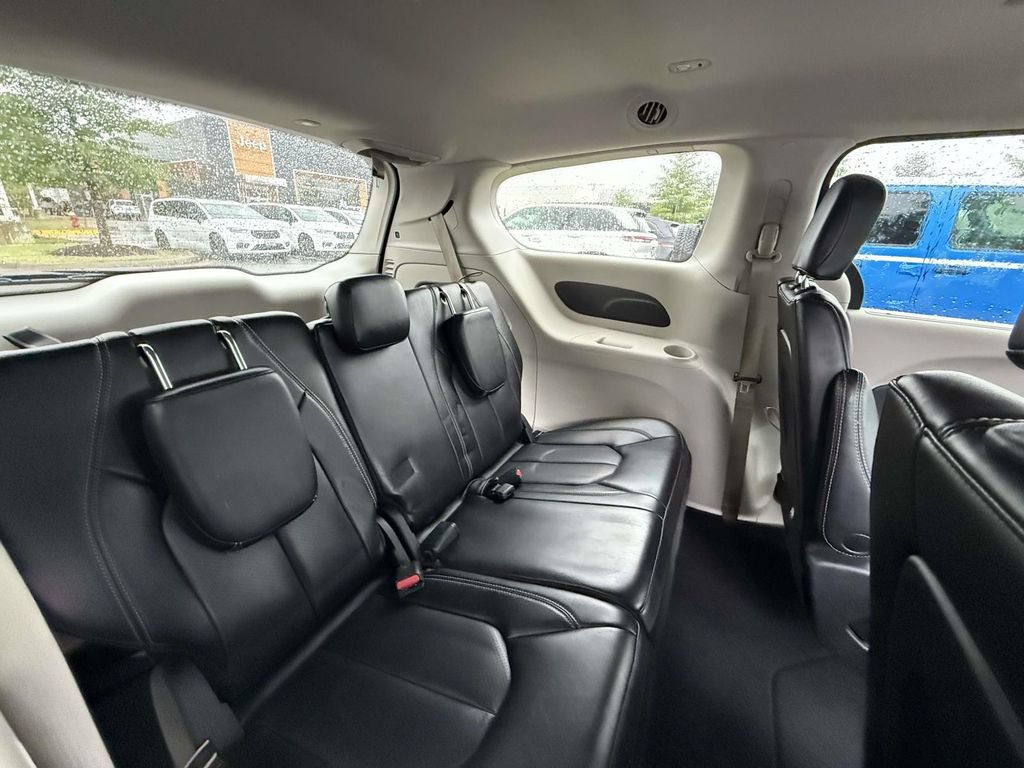Used 2023 Chrysler Pacifica Touring-L FWD image 16