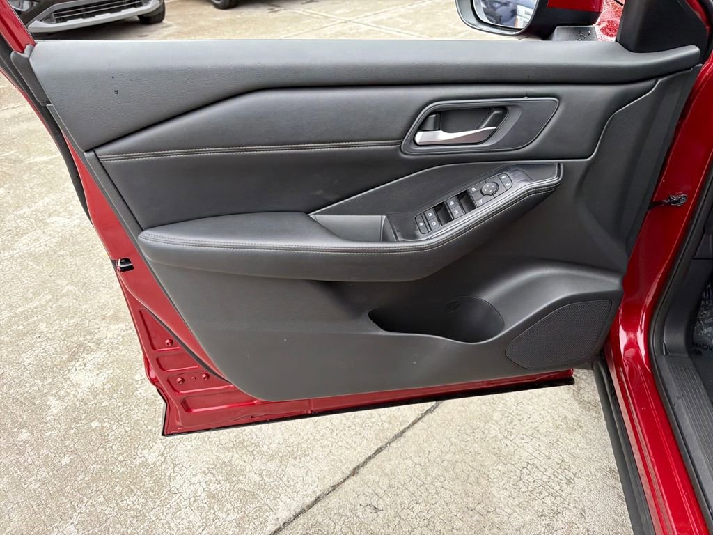 Used 2024 Nissan Rogue SV w/ SV Premium Package image 18