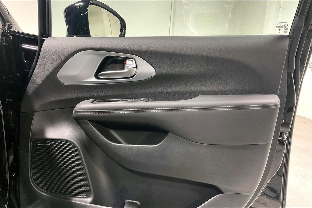 New 2026 Chrysler Pacifica Limited w/ Uconnect Theater Family Group image 11