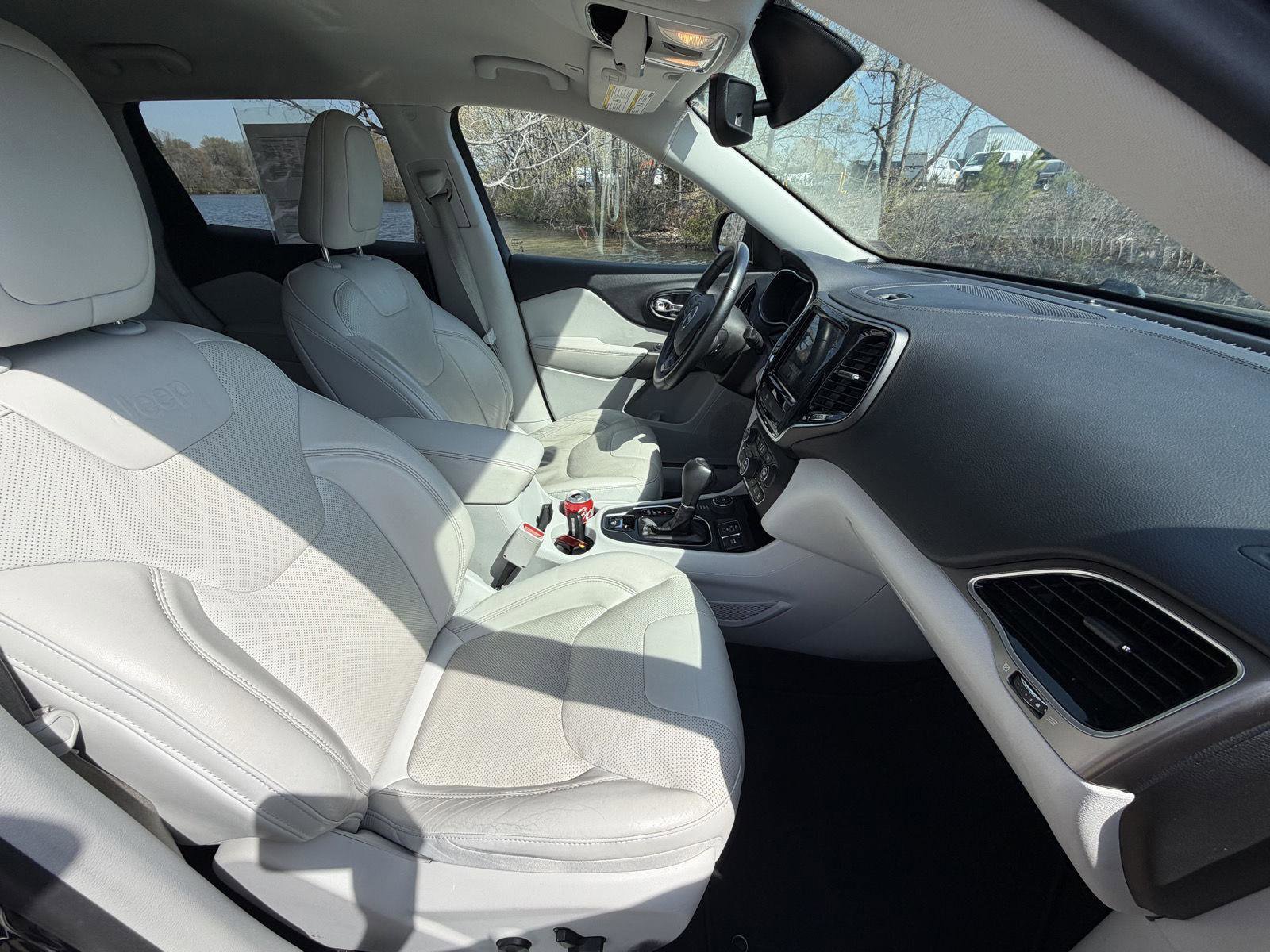 Used 2019 Jeep Cherokee Limited image 13