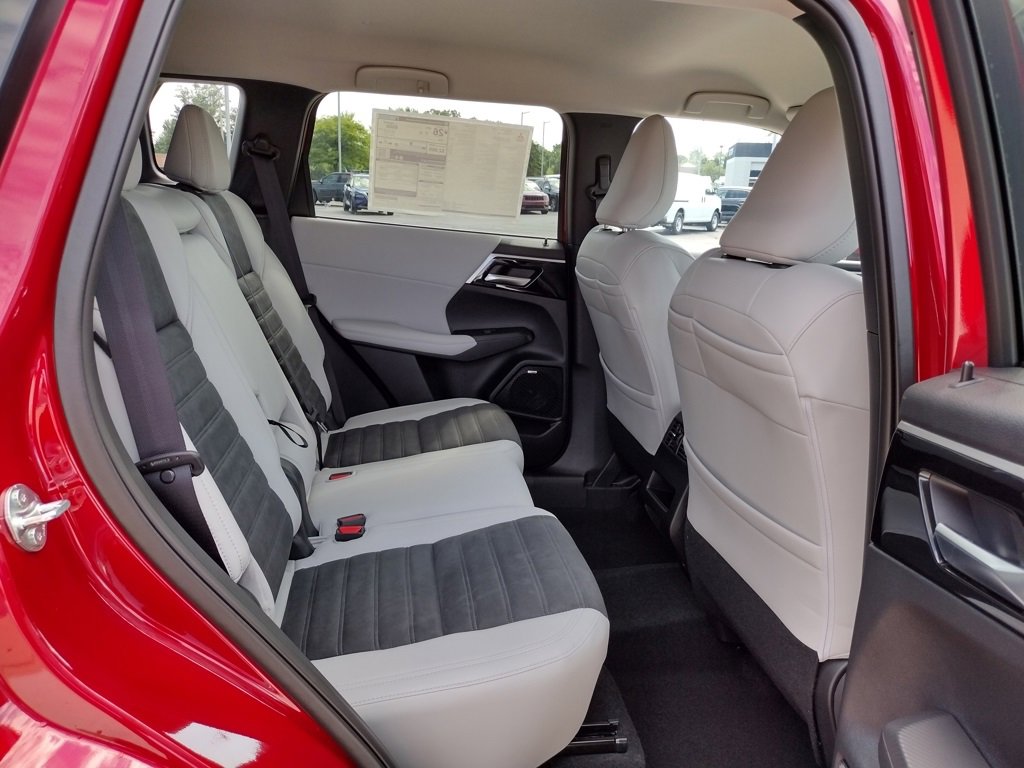 New 2025 Mitsubishi Outlander SE image 8