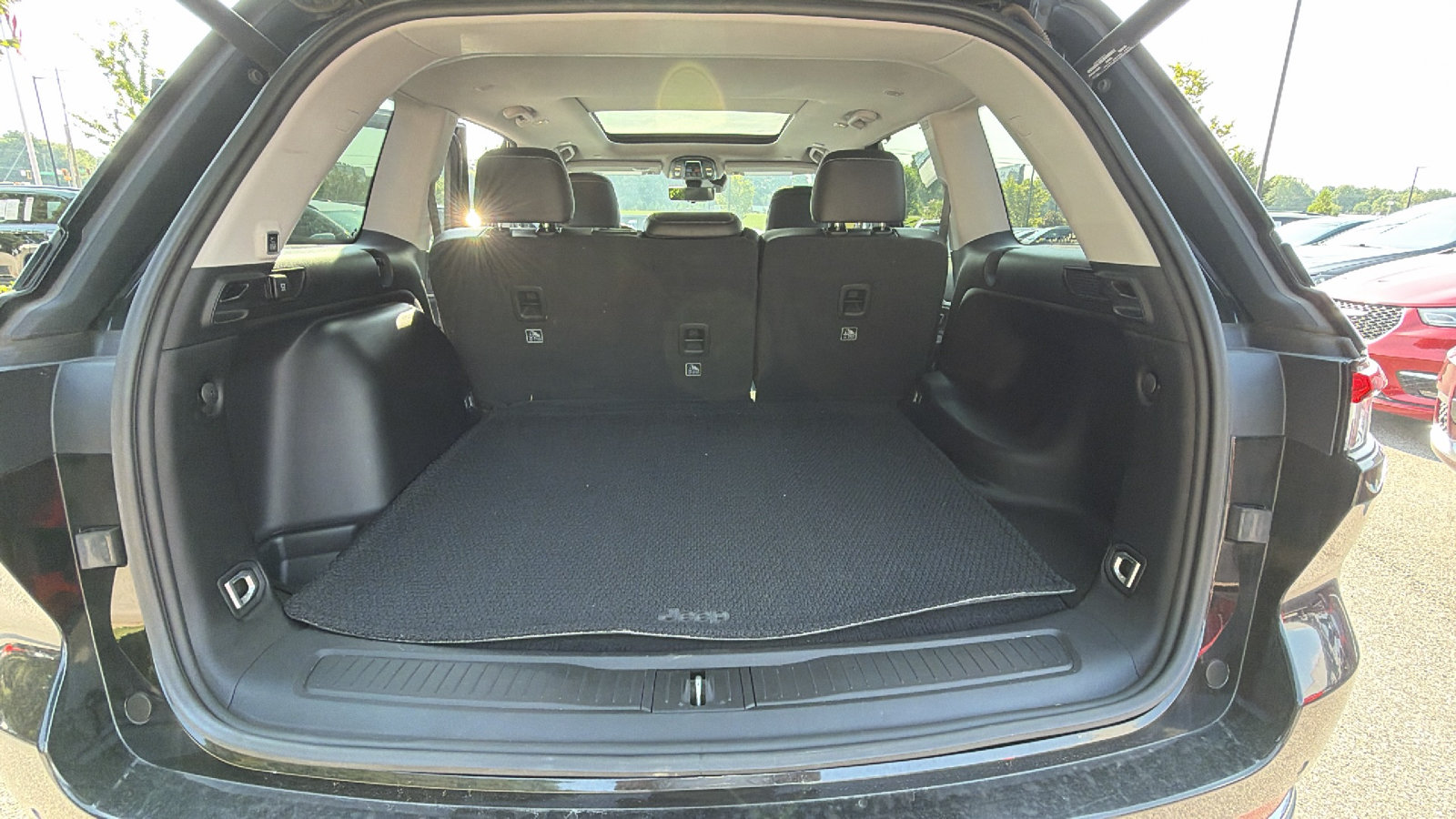 Used 2022 Jeep Grand Cherokee Limited w/ Luxury Tech Group II RWD image 13