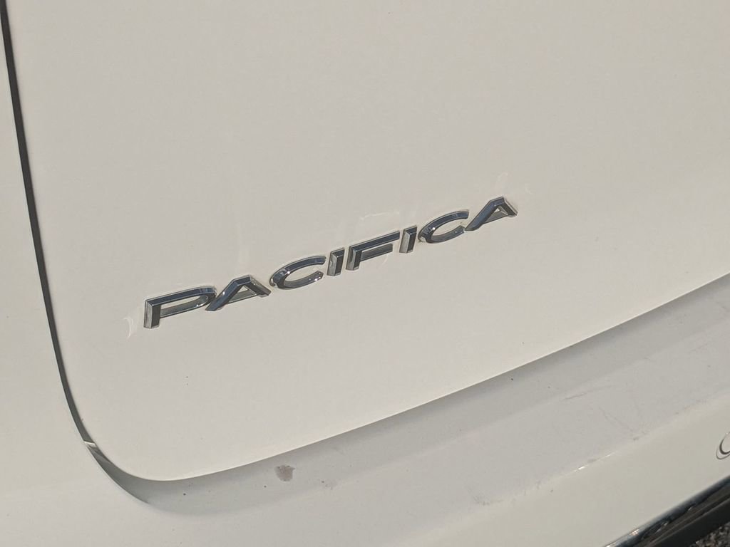 Used 2023 Chrysler Pacifica Limited image 11