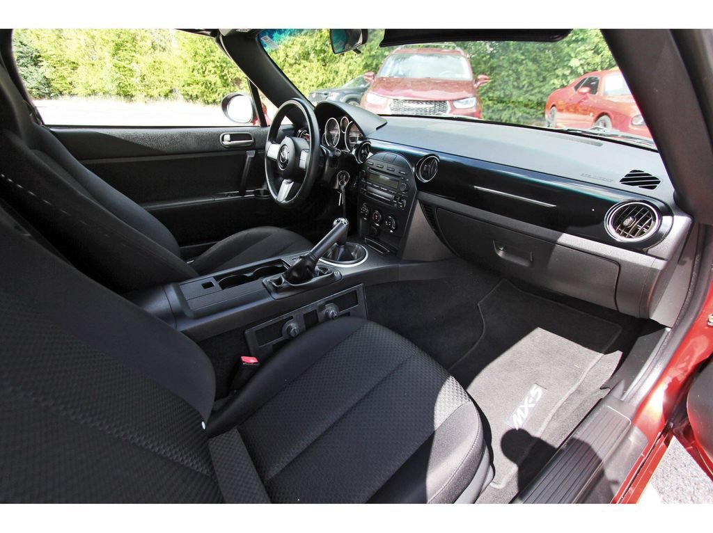 Used 2006 MAZDA MX-5 Miata RWD image 9