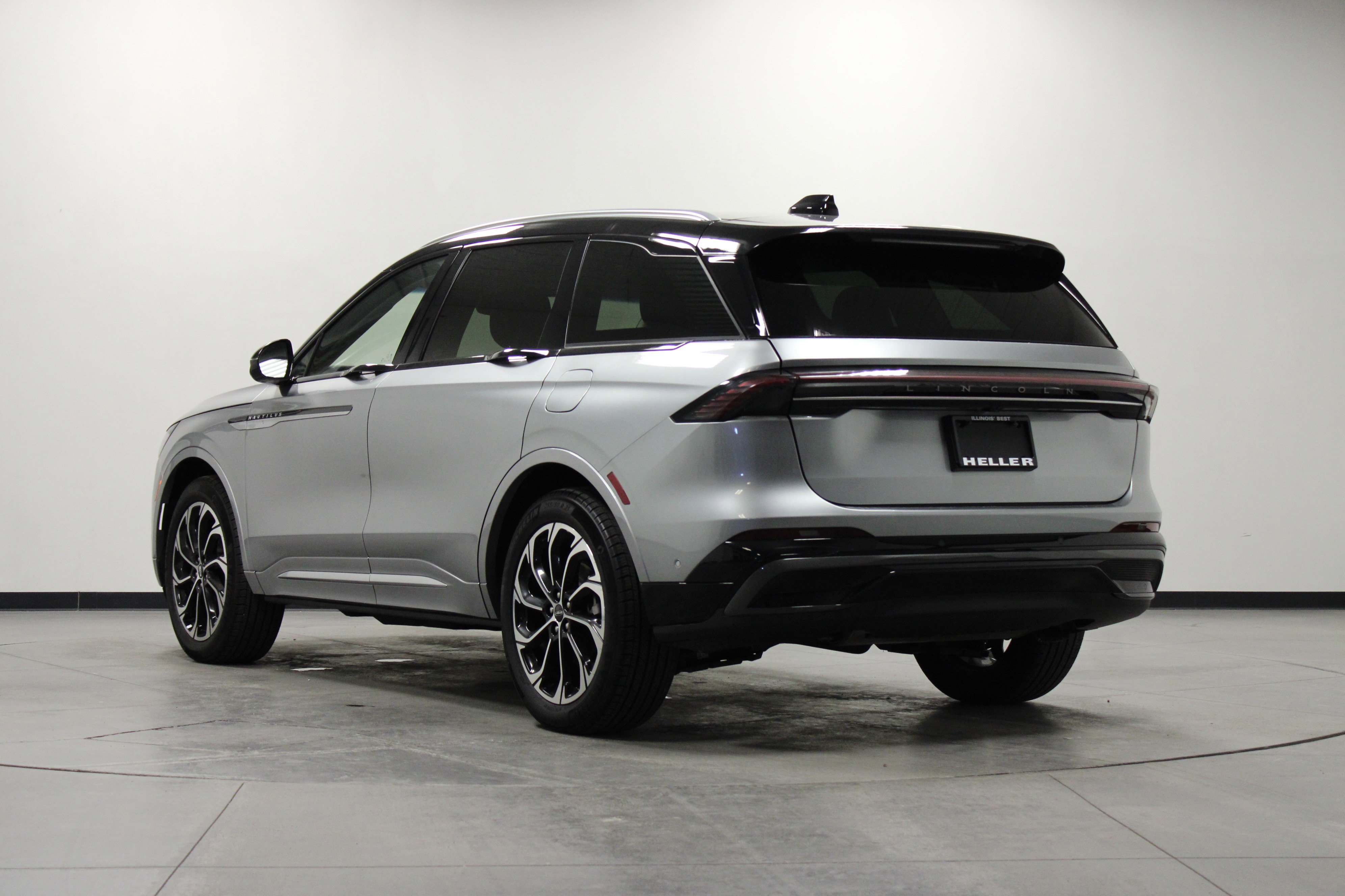 Used 2024 Lincoln Nautilus Reserve AWD/4WD image 6
