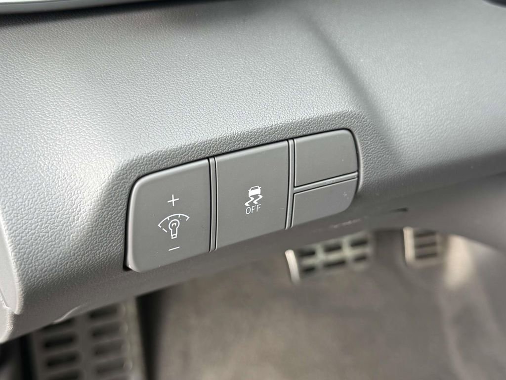 Certified 2025 Hyundai Elantra Sport image 18