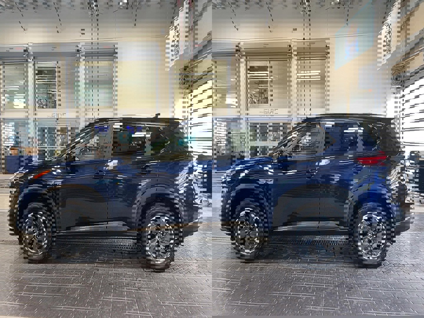 Used 2025 Nissan Rogue SV image 4