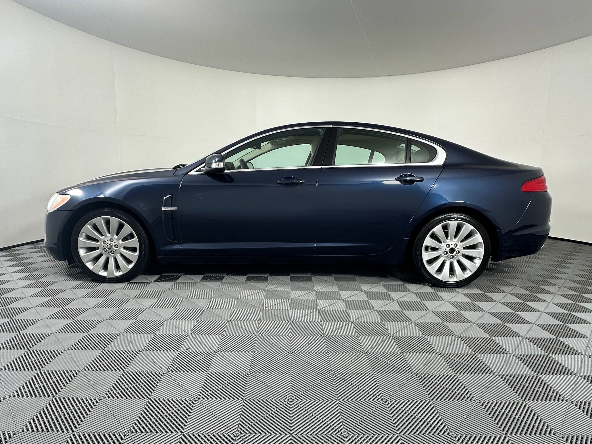 Used 2009 Jaguar XF Premium image 10