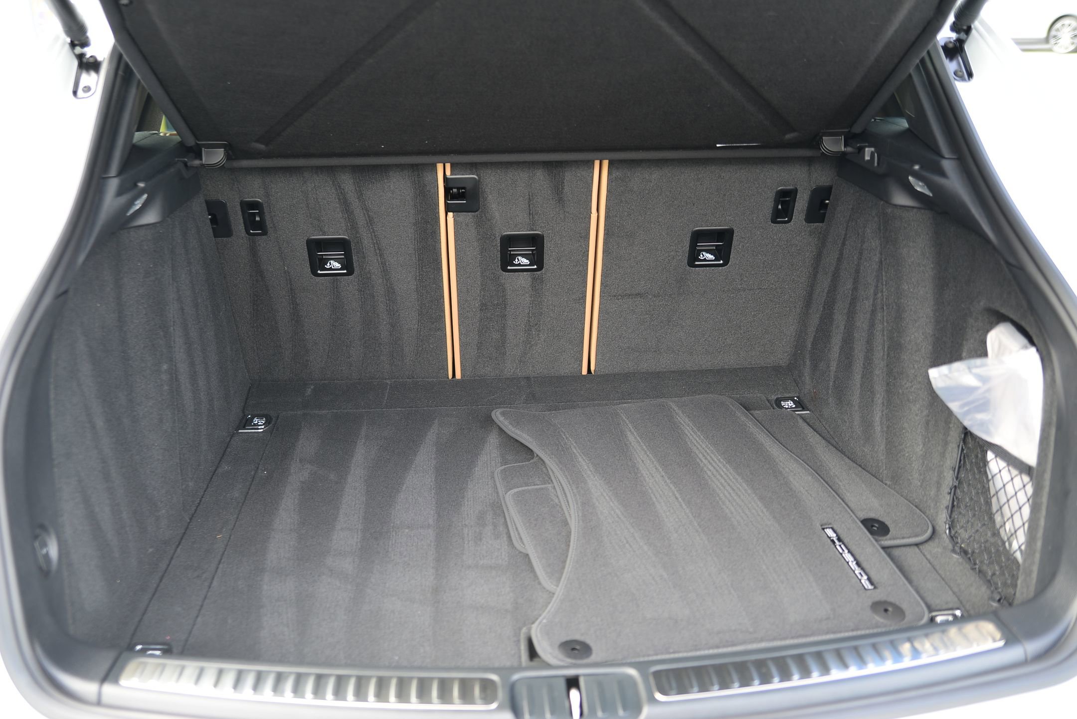 Certified 2025 Porsche Macan image 28