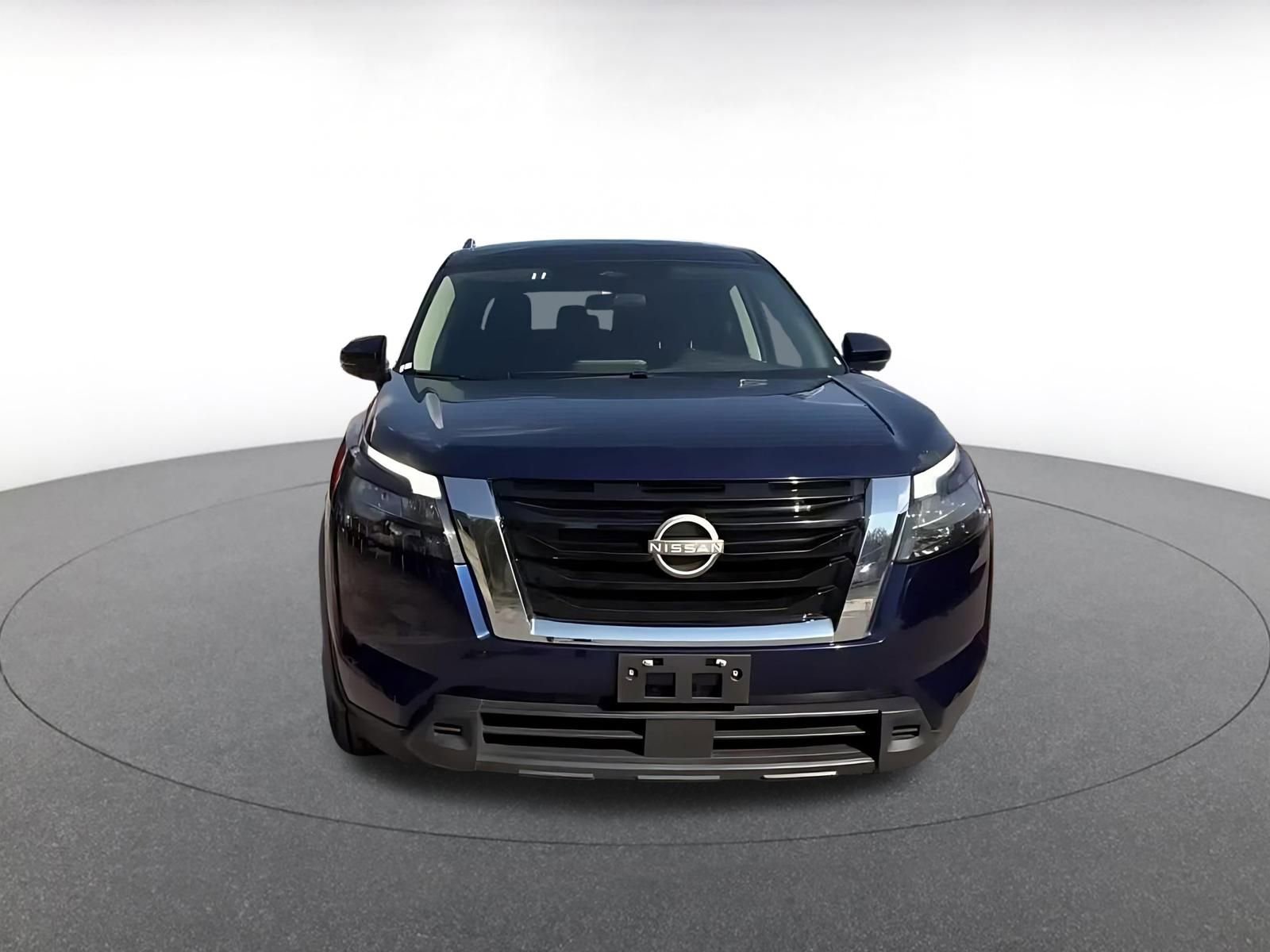 Used 2025 Nissan Pathfinder SV image 4