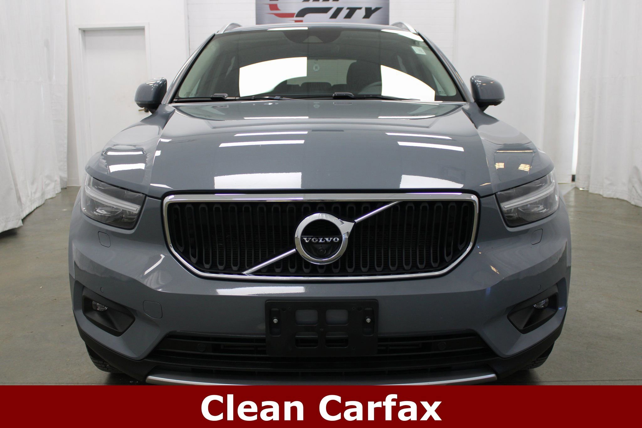 Used 2021 Volvo XC40 T5 Momentum image 3
