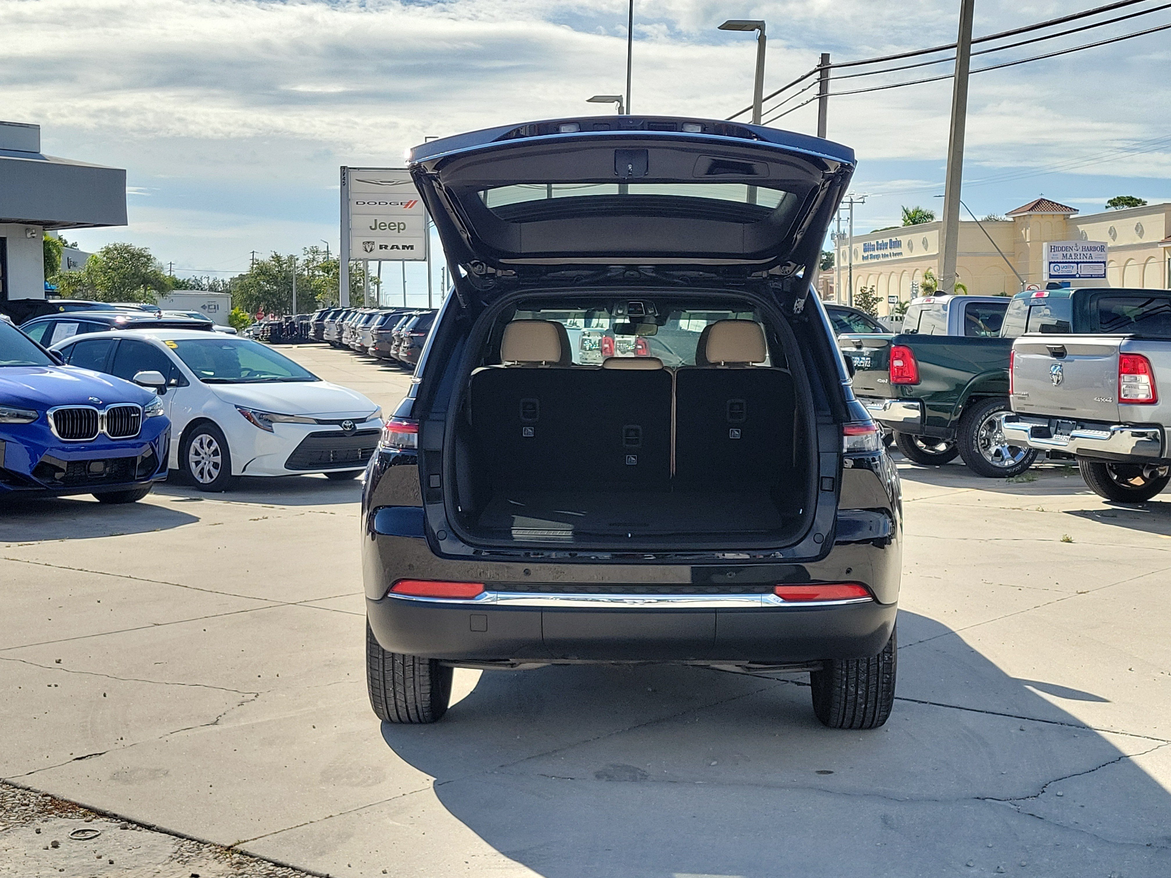 Used 2025 Jeep Grand Cherokee Limited w/ Trailer Tow Package AWD/4WD image 10
