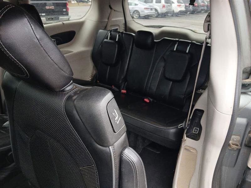 Used 2018 Chrysler Pacifica Limited image 12