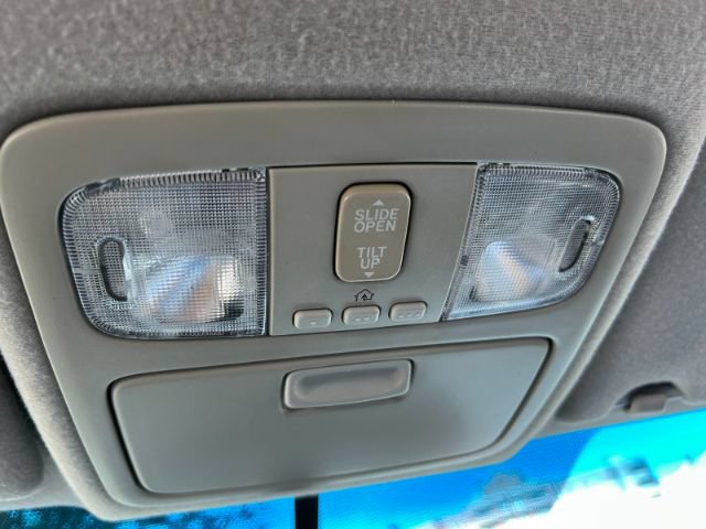 Used 2005 Toyota Camry XLE w/ VSC & Side Airbag Pkg FWD image 22
