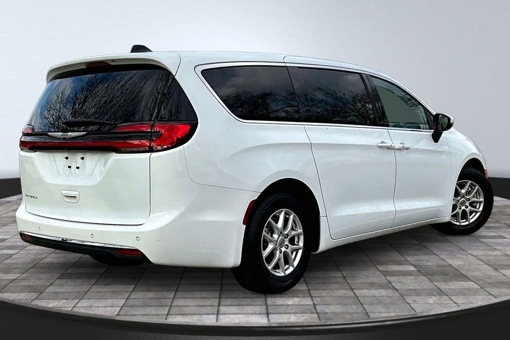 Used 2023 Chrysler Pacifica Touring-L FWD image 6