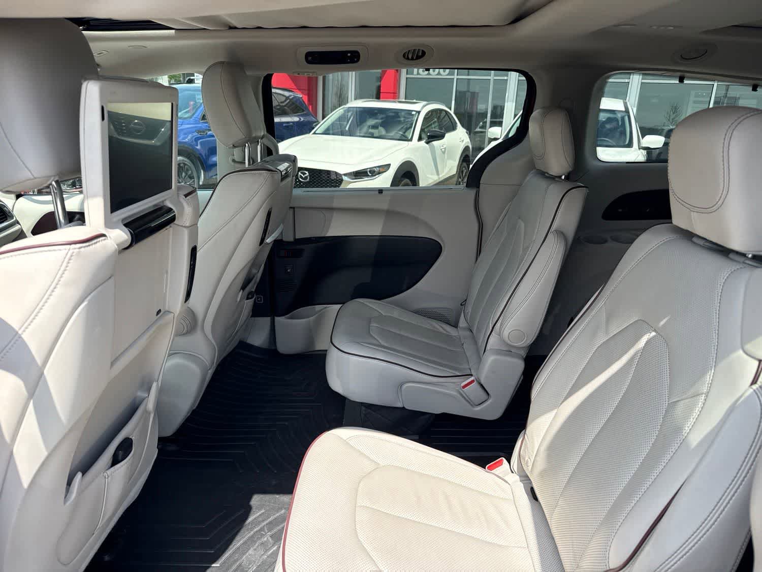 Used 2018 Chrysler Pacifica Limited w/ Tire & Wheel Group FWD image 16