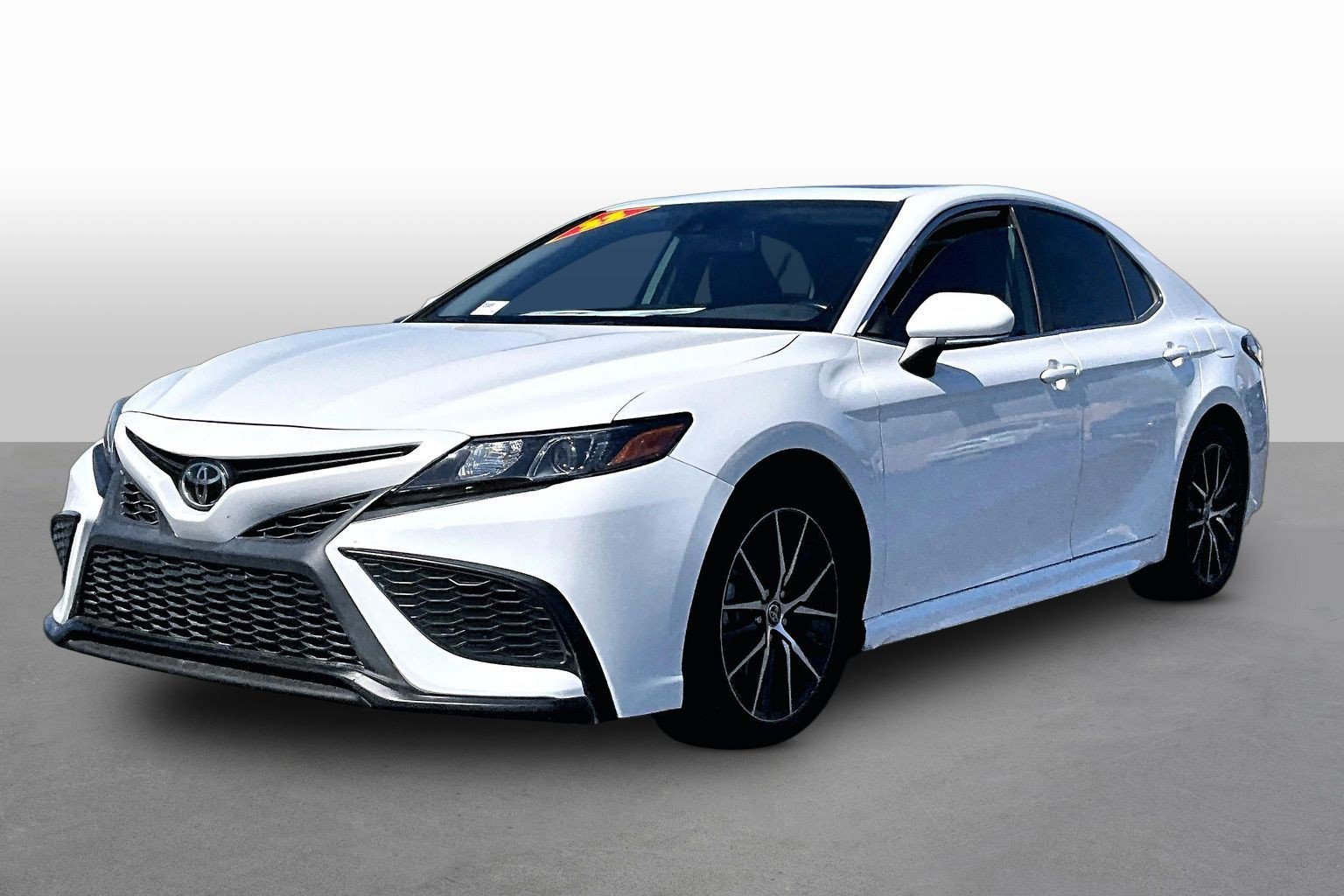 Used 2022 Toyota Camry SE w/ Audio Upgrade Package FWD image 1