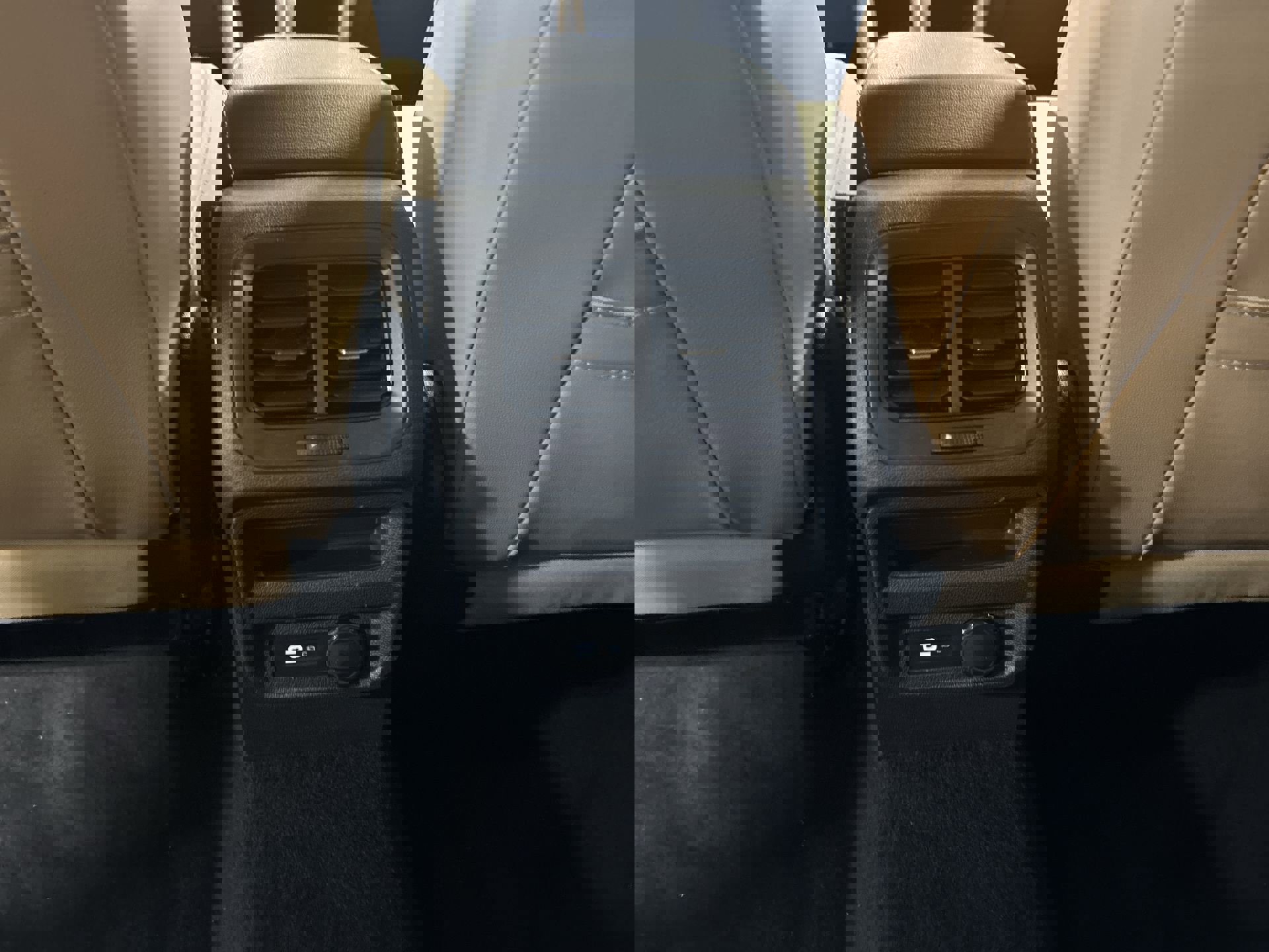 Used 2022 Volkswagen Tiguan SE R-Line image 23