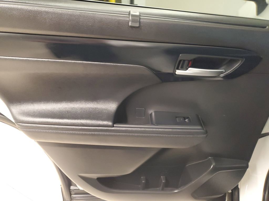 Used 2023 Toyota Highlander XLE image 15