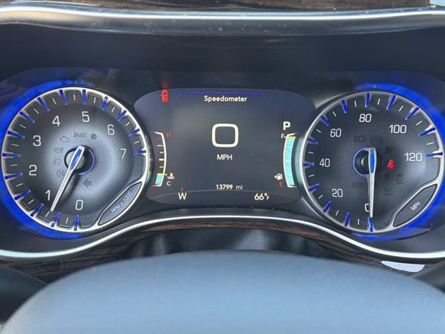 Certified 2024 Chrysler Pacifica Limited FWD image 32