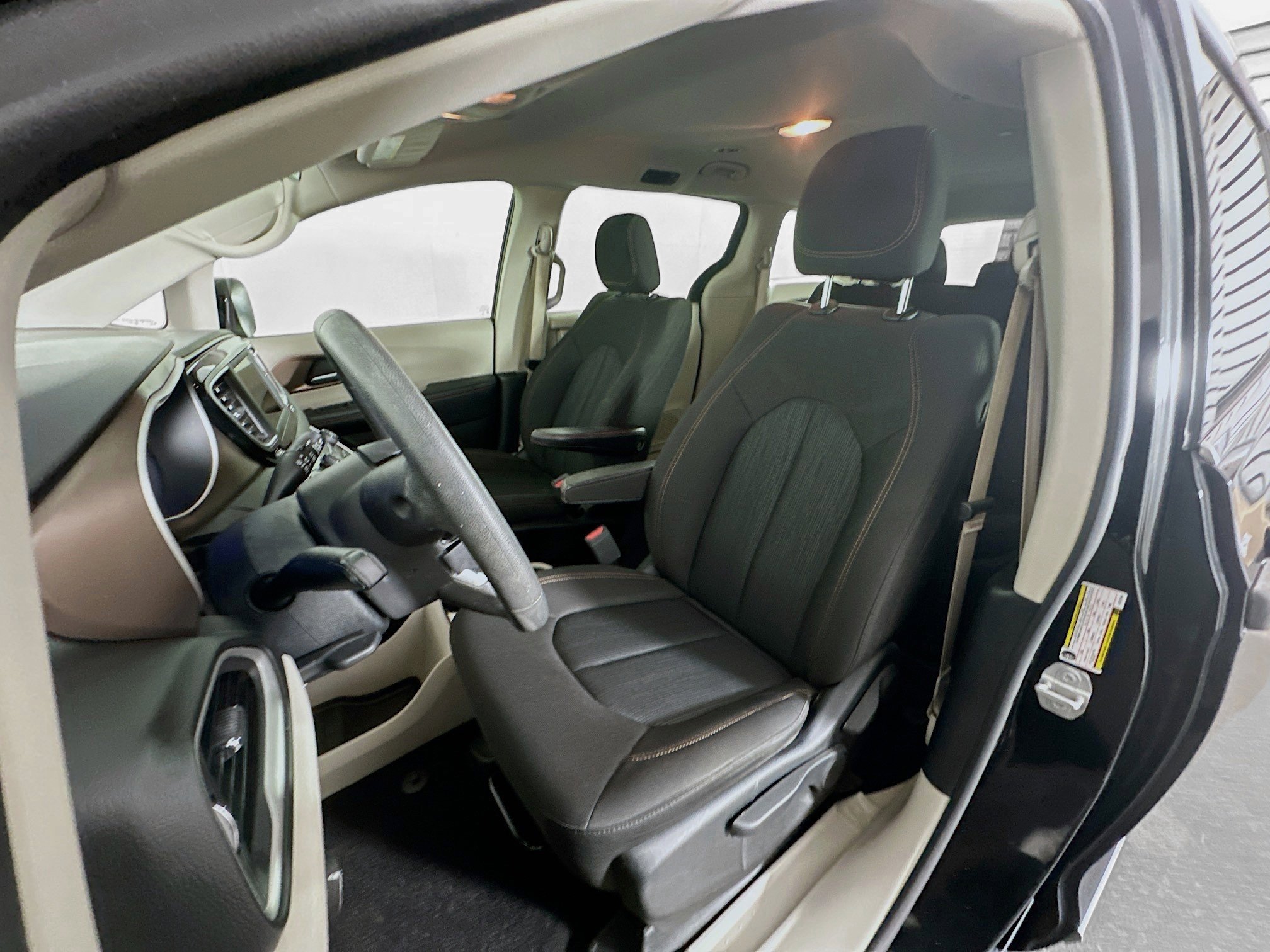 Used 2018 Chrysler Pacifica L image 12