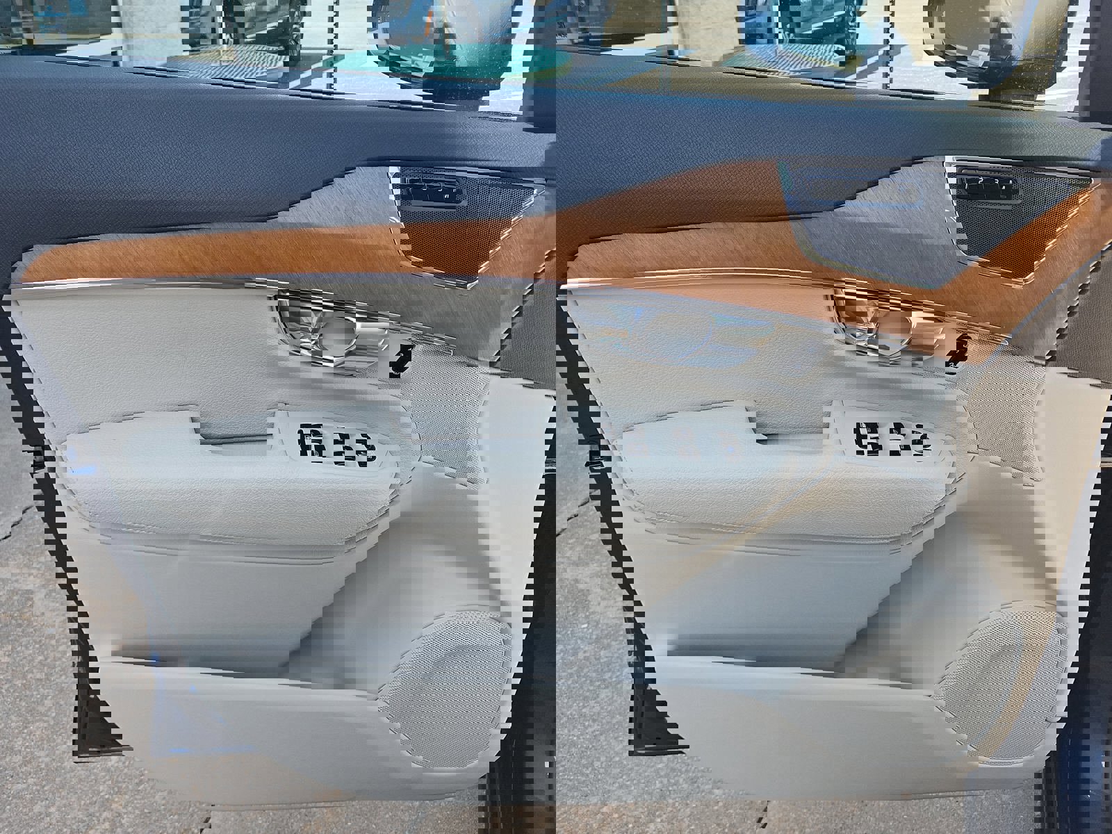 Used 2021 Volvo XC90 T6 Momentum image 16