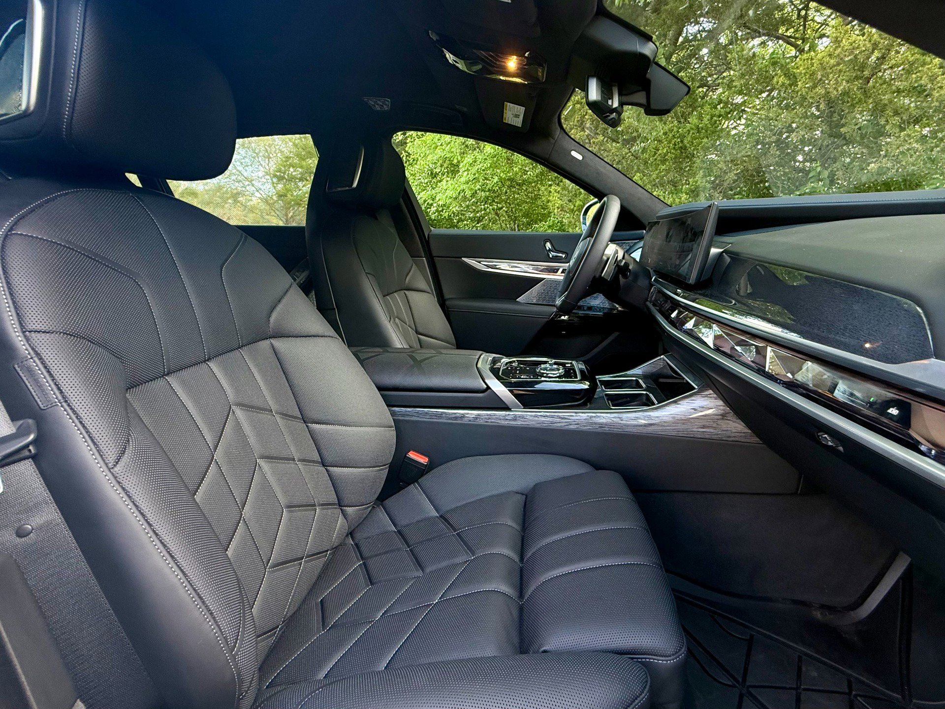 Used 2025 BMW 760i xDrive w/ Executive Package AWD/4WD image 46