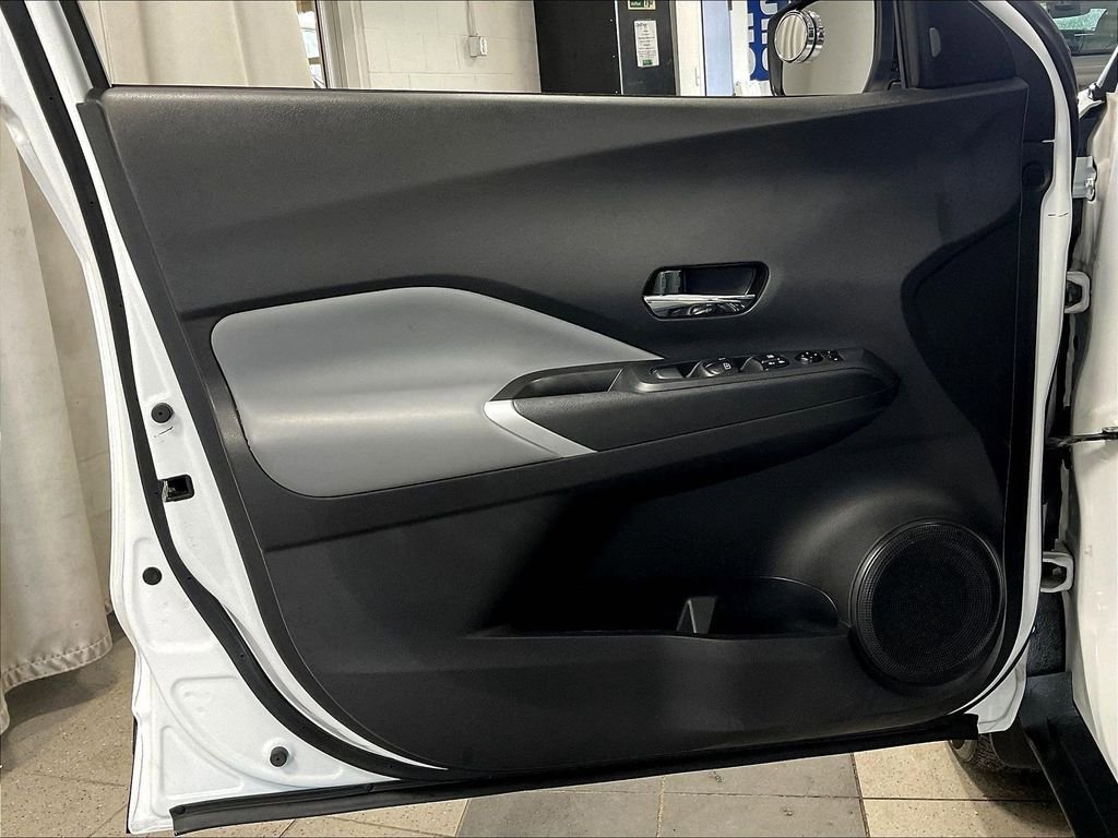 Used 2023 Nissan Kicks SR w/ SR Premium Package FWD image 9