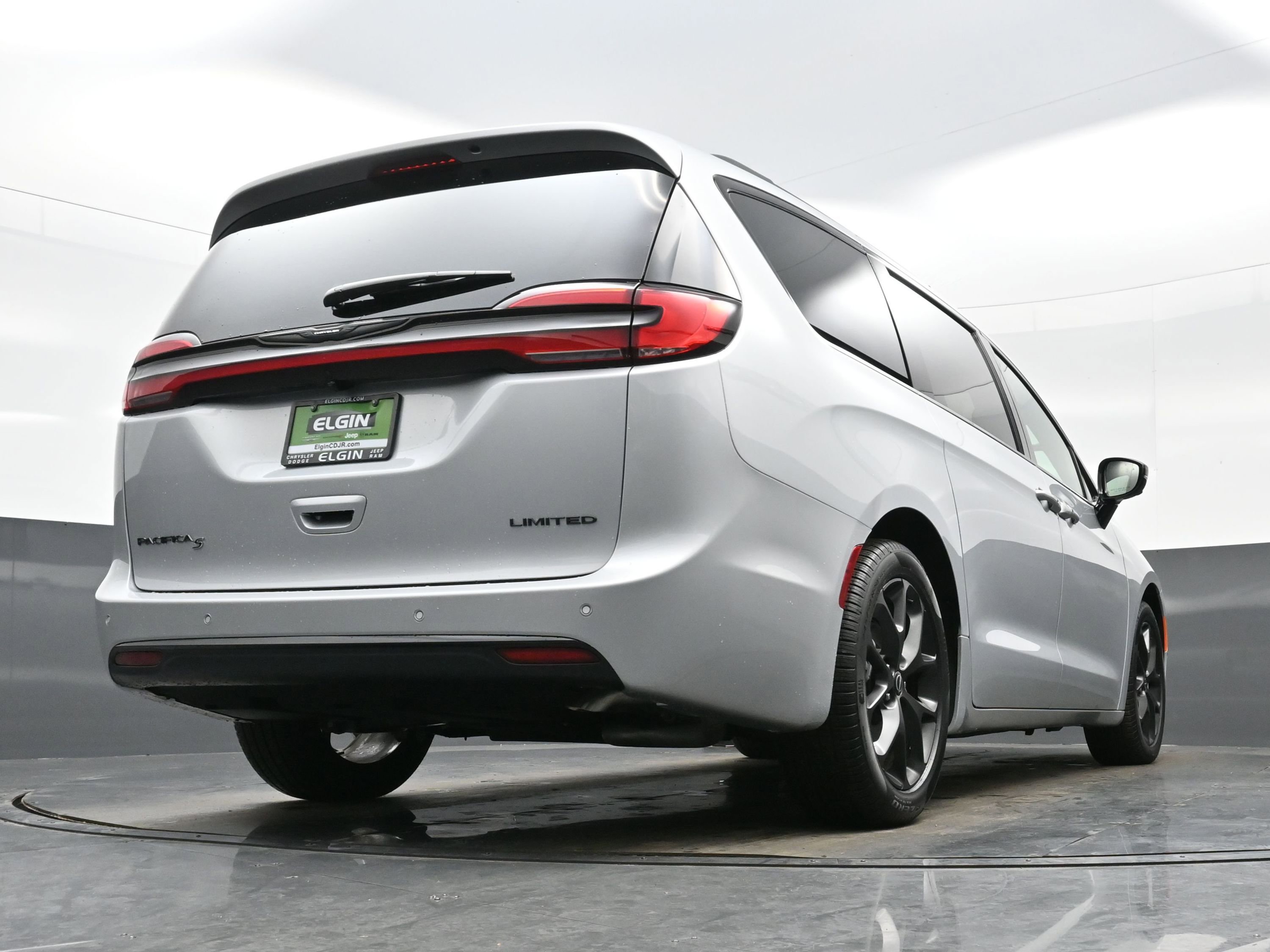 New 2026 Chrysler Pacifica Limited w/ S Appearance Package image 16