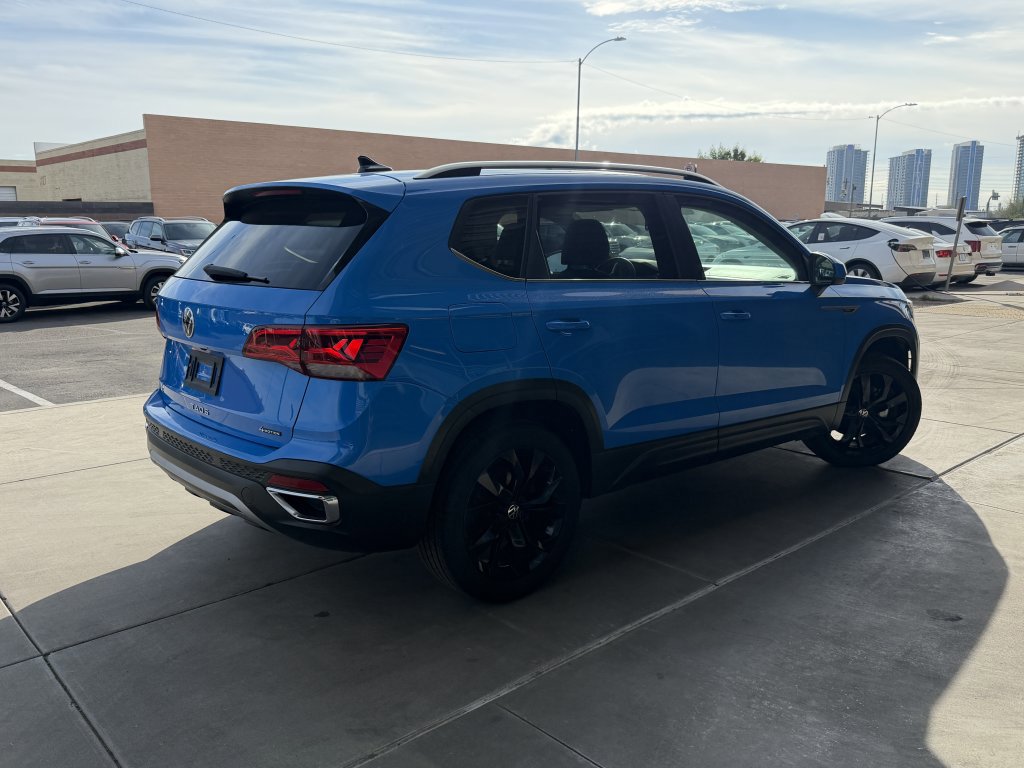Used 2022 Volkswagen Taos SE w/ Panoramic Sunroof Package AWD/4WD image 4