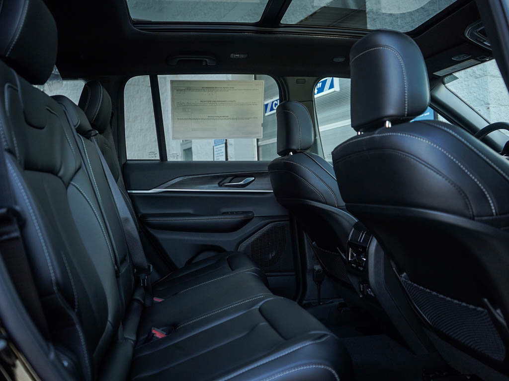 New 2025 Jeep Grand Cherokee Limited image 12