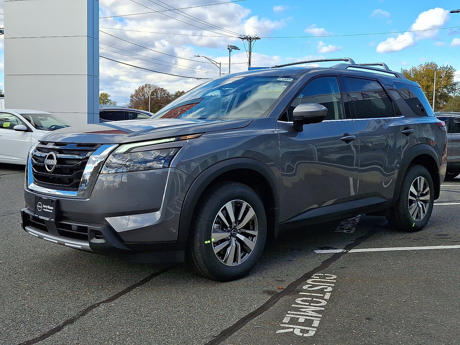 New 2025 Nissan Pathfinder SL image 2