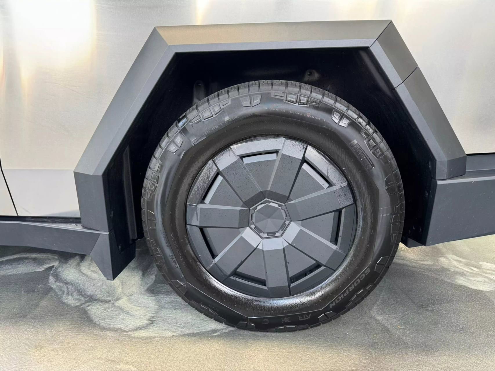 Used 2024 Tesla Cybertruck AWD Crew Cab image 19