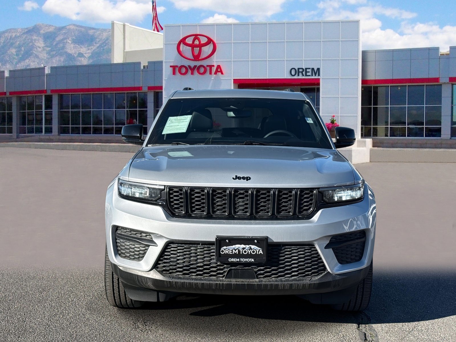 Used 2024 Jeep Grand Cherokee Altitude image 2