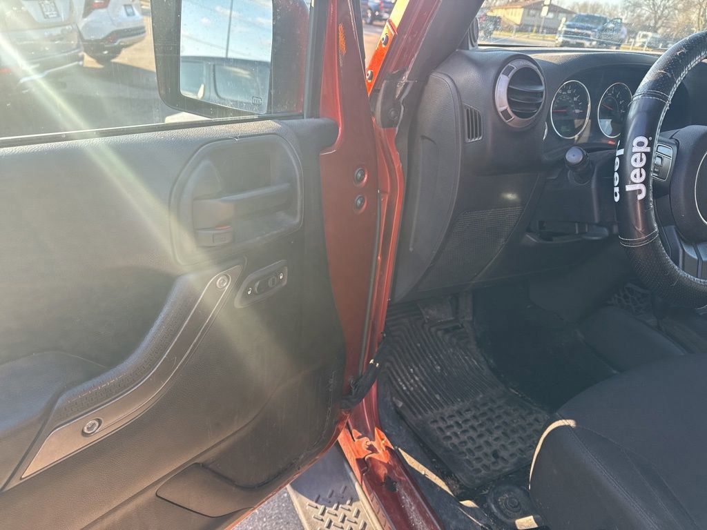 Used 2014 Jeep Wrangler Unlimited Sport w/ Dual Top Group image 9