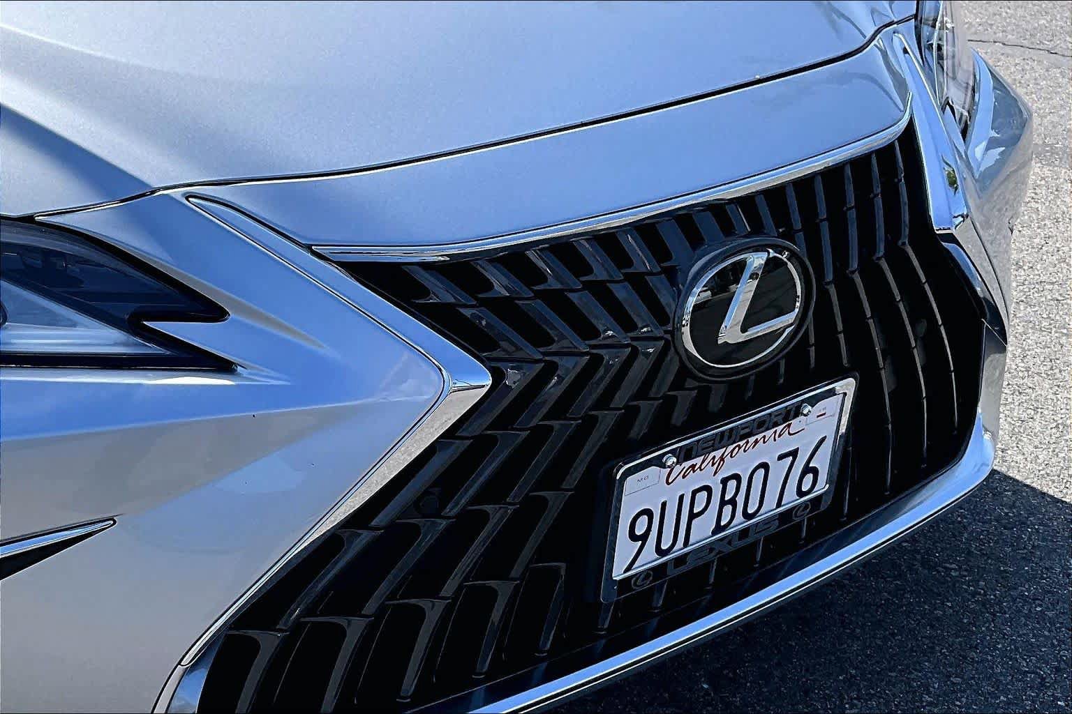 Used 2025 Lexus ES 300h w/ Premium Package FWD image 28