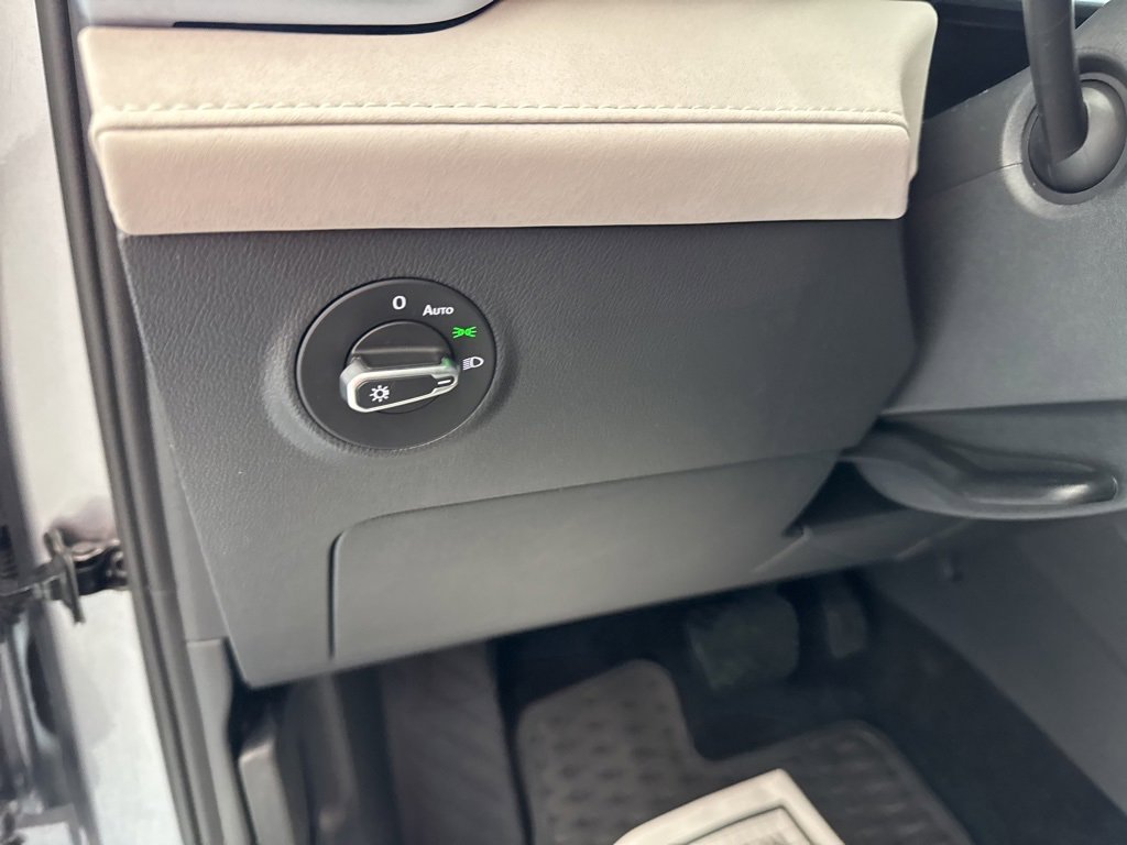 Certified 2025 Volkswagen Taos SE image 13