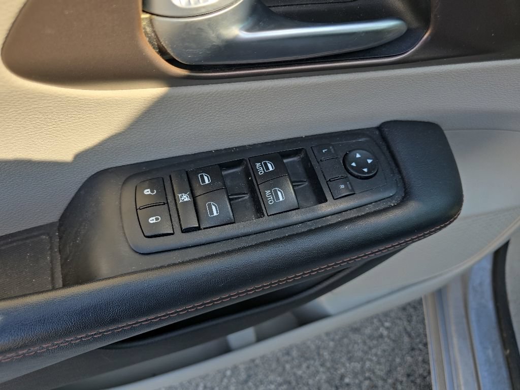 Used 2018 Chrysler Pacifica Touring-L FWD image 9