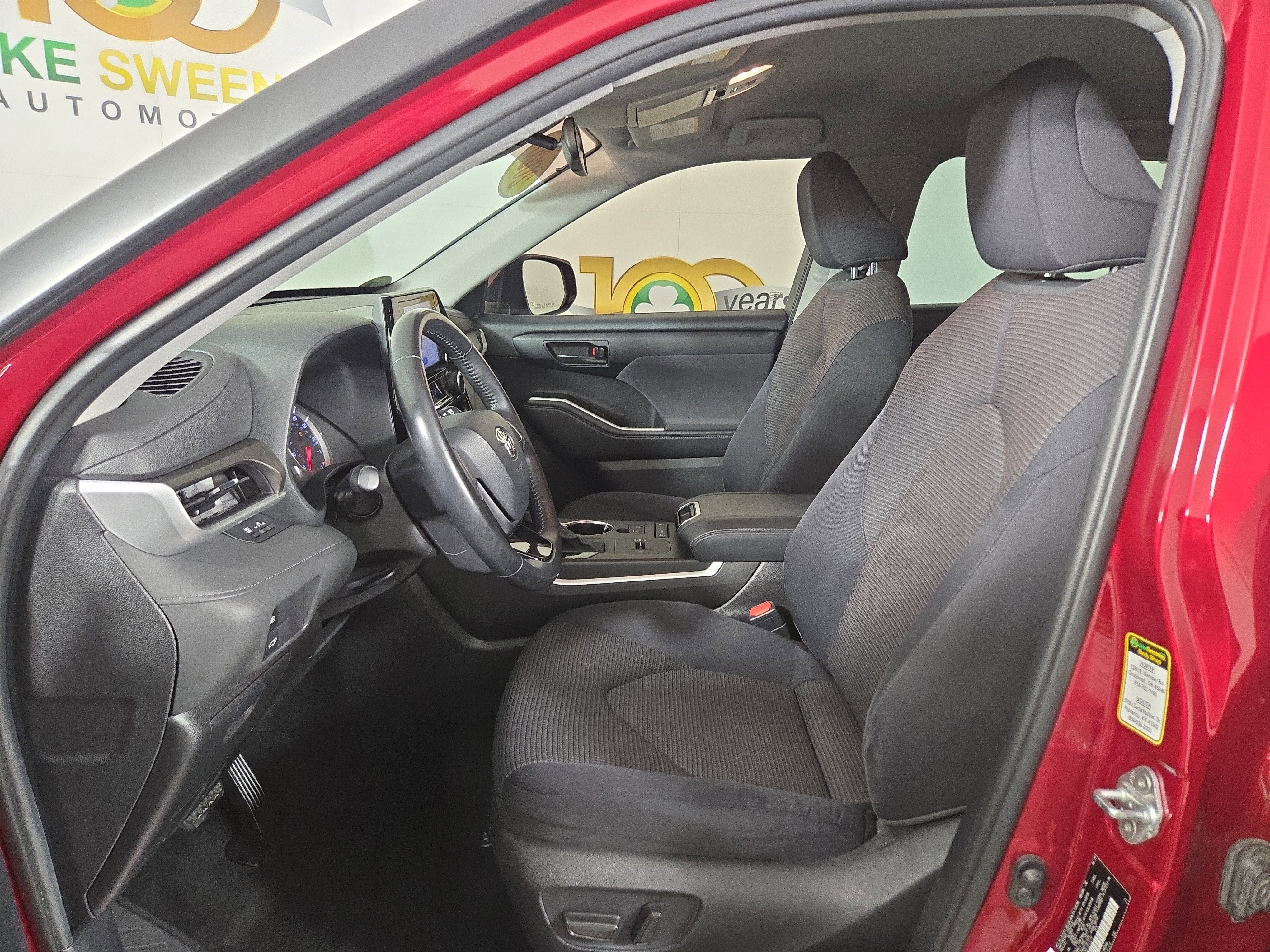 Used 2020 Toyota Highlander LE FWD image 12