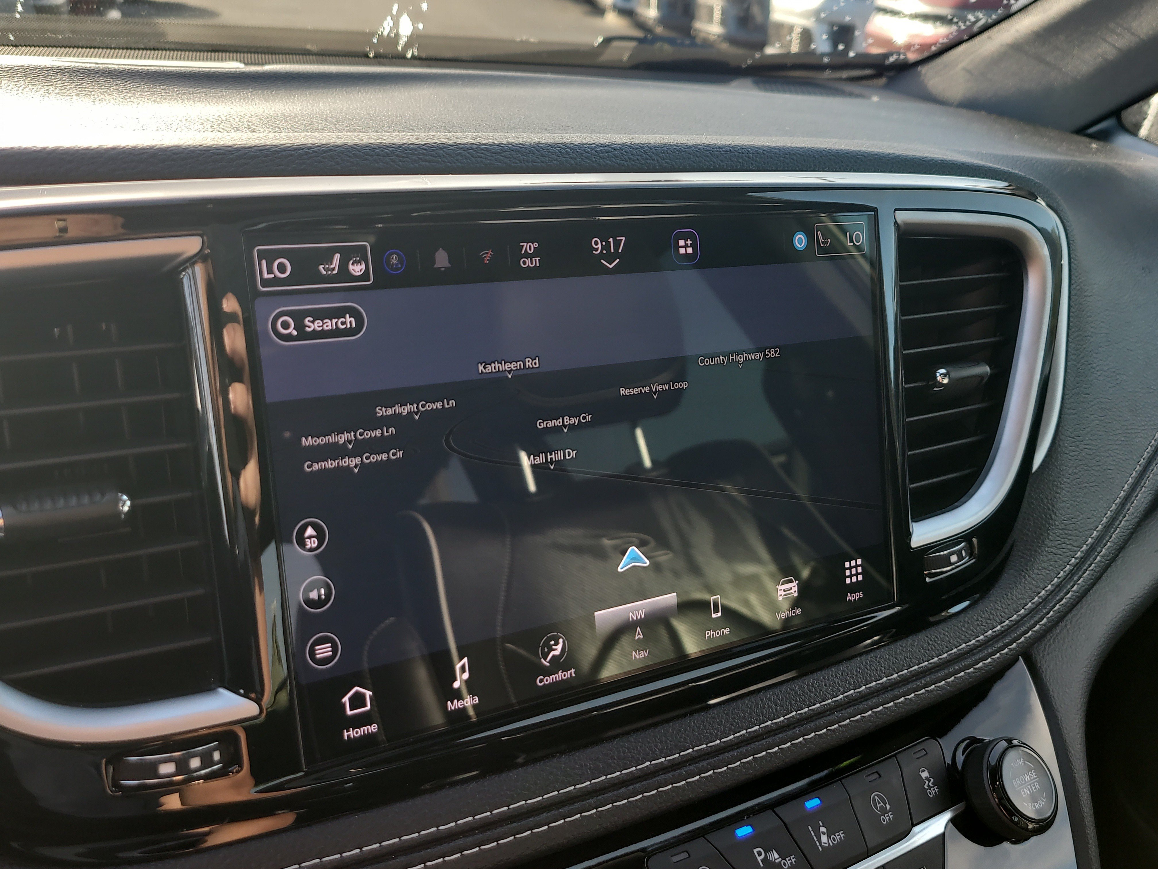 Used 2024 Chrysler Pacifica Limited w/ Uconnect Theater Family Group FWD image 22